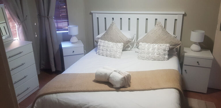 DeStallen family room1 1 768x377