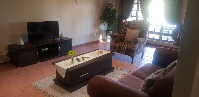 DeStallen family room1 2 768x377